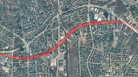 Der geplante Verlauf des Hafentunnels (rote Linie): Die Zwei-Röhren-Unterführung südlich des Eichenwegs soll einschließlich Zufahrten 2850 Meter lang werden. Ganz links unten das Nordseestadion, oberhalb des Tunnels die Cherbourger Straße, ganz rechts die