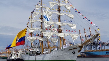 Segelschiff "Gloria" fährt auf Wasser