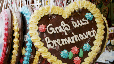 Gingerbread heart with writing "Greeting from Bremerhaven"