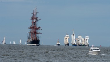 Mehrere Segelschiffe fahren auf Wasser