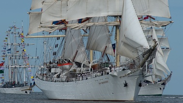 Segelschiff Dar Mloziezy fährt auf Wasser