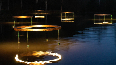 Lichtkreise scheinen über dem Wasser zu schweben