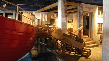 Ein Schiffsrumpf steht in einem Museum.