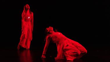 Zwei Tänzerinnen im roten Licht