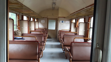Sitzmöglichkeiten im inneren eines Bahnwaggons