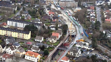 Dezember 2017: Direkt neben Wohnhäusern entsteht die Tunnelröhre in offener Bauweise - hier an der Langener Landstraße.