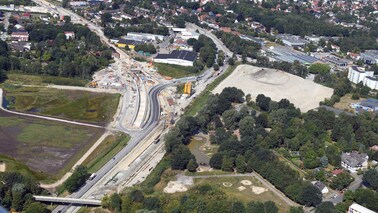 August 2018: Während links an der Ein- und Ausfahrt am östlichen Ende des Tunnels gearbeitet wird, entsteht rechts der Leherheider Tunnelberg. 