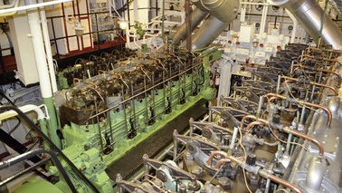 Rohre und Schläuche in einem Maschinenraum eines Schiffes.