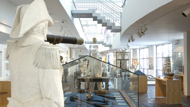 Die Figur Admiral Brommy steht in einem Ausstellungsbereich.