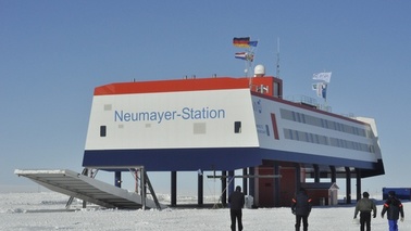 Die Neumayer-Station III am Tage der Eröffnung am 20. Februar 2009.