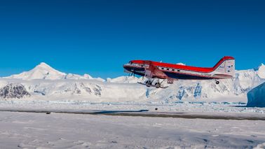 Das deutsche Polarforschungsflugzeug Polar 6 startet in die Antarktis