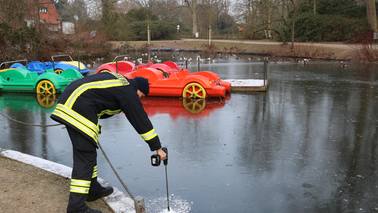 Die Feuerwehr Bremerhaven hat an zwei Stellen in Bremerhaven Eismessungen durchgeführt.