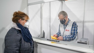 Ilka Weis, Pflegefachkraft im Weser Pflegedienst, in der ärztlichen Impfaufklärung.