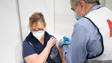 Ilka Weis, Pflegefachkraft im Weser Pflegedienst, wird durch den ärztlichen Leiter des Impfzentrums Bremerhaven, Michael Holznagel, mit dem Impfstoff geimpft.