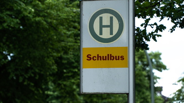 Bushaltestelleschild "Schulbus"