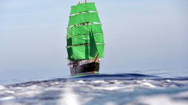 Segelschiff mit grünen Segeln