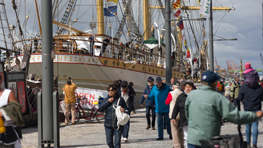 Segelschiff "Schulschiff Deutschland" und Touristen