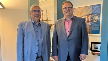 Bremens neuer Senator für Finanzen und Bürgermeister, Björn Fecker (rechts), mit Bremerhavens Oberbürgermeister Melf Grantz. 