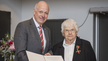 Stadtverordnetenvorsteher Torsten von Haaren überreichte Hanna Peters das Bundesverdienstkreuz am Bande und die dazugehörige Verleihungsurkunde. 