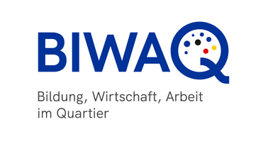 Gezeigt wird das Programmlogo für das ESF Plus-Bundesprogramm BIWAQ. In blauen Großbuchstaben wird "BIWAQ" angezeigt. Innerhalb des Buchstaben Q befinden sich bunte Punkte. Unterhalb von "BIWAQ" steht "Bildung, Wirtschaft, Arbeit im Quartier".