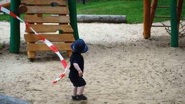 Ein erstes Kind betritt den Spielplatz