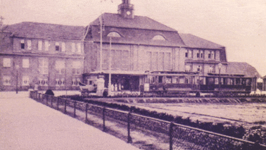 Historisches Foto eines Bahnhofs.