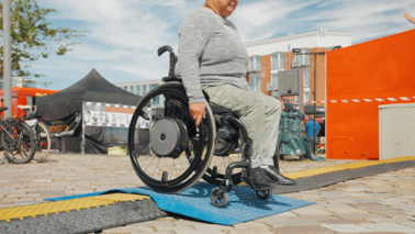 A person on a wheelchair crosses an obstacle 