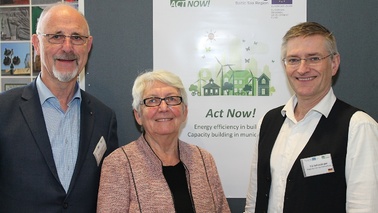Act Now!“ - Bremerhaven koordiniert EU-Projekt. v.l.n.r. im Bild: Prof. Dr. Meinhard Schulz-Baldes, Stadtverordnetenvorsteherin Brigitte Lückert und Till Scherzinger
