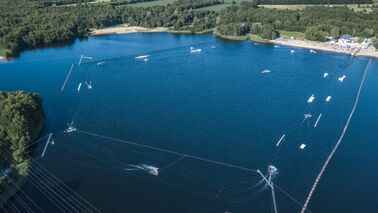 Luftaufnahme des Wasserskiparks am See