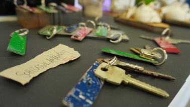 Auf einem Tisch liegen einige Schlüssel mit Anhängern. Die verschiedenfarbigen Anhänger sind aus alten Platinen gemacht.