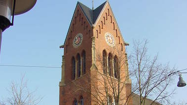 Eine Kirche mit Kirchturm.