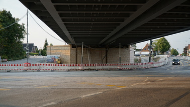 15. August 2022: das östliche Brückenteil ist auf den Widerlagern positioniert.