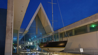 Ein Segelschiff steht vor einem Gebäude