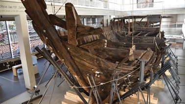 Ein altes Holzschiff im Museum