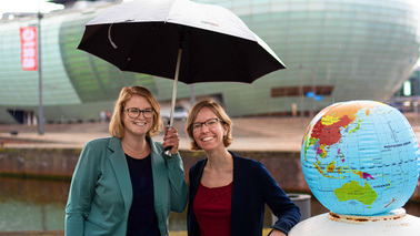 2 Frauen unter einem Regenschirm