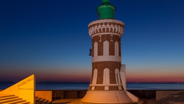 Ein Leuchtturm bei Nacht.