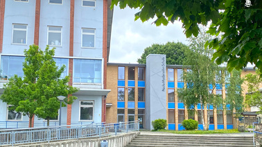 Gebäudeeingang der Paula-Modersohn-Schule