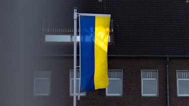 Flagge der Ukraine vor dem Stadthaus