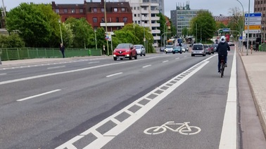 Fahrradstreifen mit Zwischenmarkierung zur Fahrbahn 