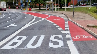 Mit der Verschwenkung der Bus-Spur wird die Fahrrad-Spur an der Haltestelle vorbeigeführt – rote Markierung bedeutet auch hier: Achtung, besondere Aufmerksamkeit, da Gefahrsituation