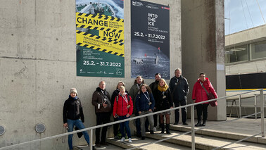 Eine Gruppe von Menschen macht ein Foto vor dem Deutschen Schifffahrtsmuseum.