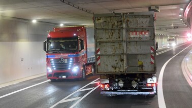 Erstmals begegneten sich am Montag die Lkws im neuen Hafentunnel. 