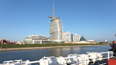 Blick auf ein hohes Gebäude direkt an der Promenade gelegen.
