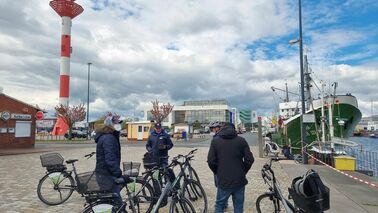Menschen vor Leuchtturm Bremerhaven