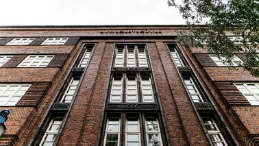 Die Humboldtschule soll wegen der wachsenden Schülerzahlen erweitert werden. Der Magistrat hat der Baumaßnahme am 5. April 2023 zugestimmt.