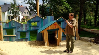 Stadtrat Ulf Eversberghält eine Eröffnunsrede vor den Spielhäusern