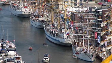 Vier Segelschiffe liegen hintereinander im Hafen