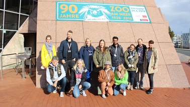 Ein Gruppenfoto vor dem Zoo am Meer.