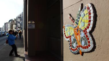 Mosaik als Schmetterling an einer Hauswand