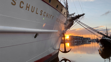 Der Bug der "Schulschiff Deutschland" im Sonnenuntergang